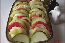 Шаг 2: Форму сбрызнуть оливковым маслом, выложить …