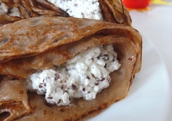 Рецепт: Шоколадные блины с творогом