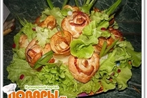 Шаг 6: На большое блюдо выкладываем зелень, …