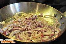 Шаг 2: В сковороду добавить немного подсолнечного …