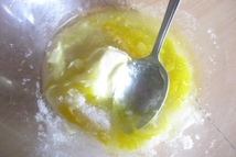 Шаг 2: Растопить маргарин, добавить яйцо, сахар, …