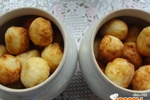 Шаг 4: Сложить обжаренные шарики в горшочек.