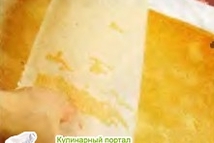 Шаг 3: Вылейте тесто в центр противня …