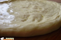 Шаг 4: Достаем тесто, раскатываем (я растягиваю …