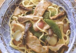 Рецепт: Свинина с грибами и лапшой