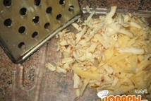 Шаг 3: На крупной терке трем сыр, …