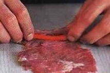 Шаг 3: Грубо растолките душистый и черный …