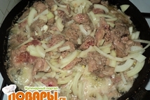 Шаг 3: Добавляем нарезанный лук. Перемешиваем.