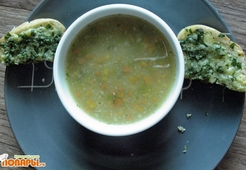 Гороховый суп-пюре с чесночно-сырными гренками