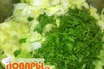 Шаг 2: Салатные листья нарезать квадратами, картофель …