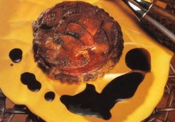 Рецепт: Тартинки с камамбером и яблоками в шоколаде