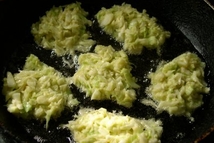 Шаг 1: Капусту мелко пошинковать, вбить яйца, …