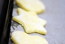 Шаг 8: Вырезаем формочками печений и выкладываем …