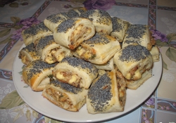Рецепт: Слоеные рулетики с сардиной и петрушкой