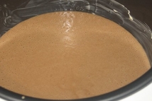 Шаг 6: Выливаем в смазанную сливочным маслом …