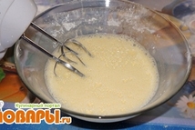 Шаг 1: Смешиваем яйца и крахмал до …