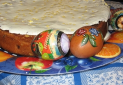 Кулич с изюмом и лимонной глазурью