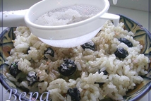 Шаг 3: Смешать ореховую массу с рисом, …