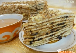 Рецепт: Медовый торт с черносливом