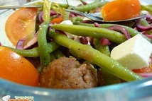 Шаг 3: Помидоры порезать дольками. Брынзу порезать …