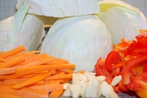 Шаг 1: Капусту нарезать крупно, морковь и …