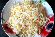 Шаг 6: Сыр, лучше твердых сортов, натираем …