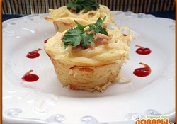 Рецепт: Спагетти с фаршем в формах для маффинов