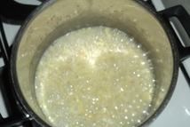 Шаг 2: Лук мелко режем, обжариваем до …