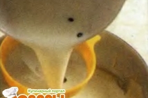 Шаг 4: Влейте молоко в яичную смесь …