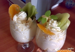 Жареные бананы в карамели со сливками и фруктами