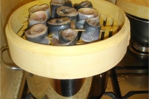 Шаг 1: Филе селедочки сырой свежей, посолить, …