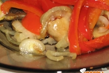 Шаг 7: Перед подачей следует сбрызнуть салат …