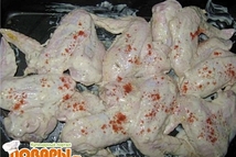 Шаг 2: В глубокой емкости выложить куриные …