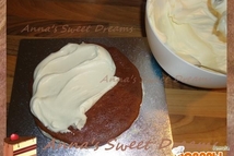 Шаг 5: Каждый корж прослаиваем кремом (у …