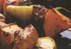 Шашлык из свинины с яблоками и кабачком