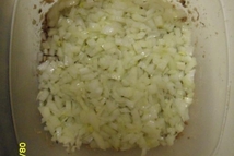 Шаг 3: Аккуратно сливаем жидкость с лука, …