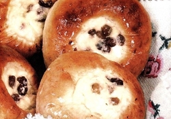 Рецепт: Ватрушки с творогом и изюмом «Великолепные»  