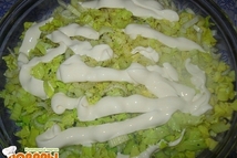 Шаг 6: Поверх сельдерея заправляем салат легким …