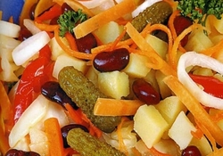 Рецепт: Овощной салат с корнишонами