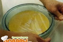 Шаг 7: Накройте прозрачной пленкой и держите …