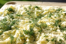 Шаг 2: Половину теста раскатать, посыпать сыром …