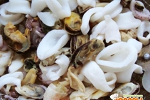 Шаг 1: Отвариваем 1-2 минуты морепродукты в …