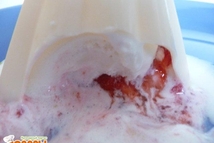 Шаг 2: Сверху покрываем растопленным шоколадом. Охлаждаем. …