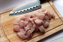 Шаг 1: Грудку помыть,обсушить бумажным полотенцем. Нарезать …