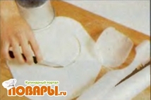 Шаг 3: Посыпьте резделочную доску мукой, раскатайте …