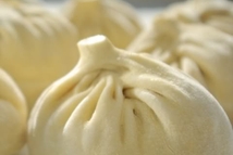 Шаг 4: По центру кружка слепляем тесто, …