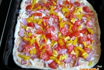 Шаг 3: Укладываем на пиццу слой из …