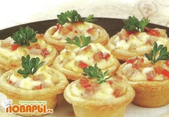 Тарталетки с сыром и беконом