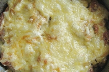 Шаг 4: Сверху выкладываем мясо с луком …