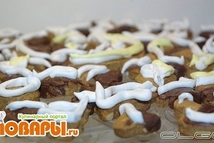 Шаг 2: Для глазури взбить белки, добавить …